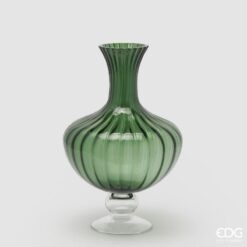 Vaso anfora in vetro verde EDG: design moderno con texture verticale e sfumature naturali, perfetto per decorare ambienti eleganti, scandinavi