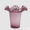 Vaso in vetro rosa antico EDG: bordo a balze ondulate, vetro traslucido e design elegante. Perfetto come centrotavola o complemento decorativo raffinato.