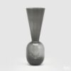 Vaso in vetro biforma grigio EDG: design moderno, vetro fumé e linee eleganti. Perfetto come centrotavola o complemento decorativo contemporaneo.