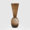 Vaso in vetro biforma color sabbia EDG: design moderno, vetro fumé e linee eleganti. Perfetto come centrotavola o complemento decorativo raffinato.