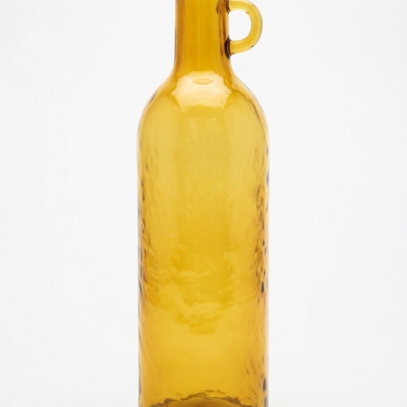 Vaso bottiglia ambra in vetro 75 cm J‑Line: design elegante, colore caldo e forma scenografica. Perfetto per rami decorativi e ambienti moderni.