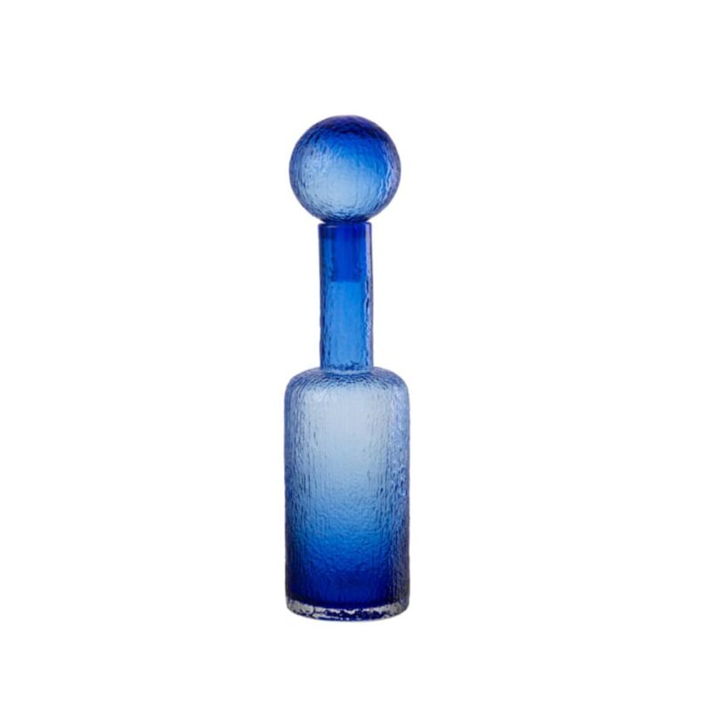 Vaso bottiglia in vetro blu con tappo sferico: design elegante, sfumature luminose e stile moderno per decorare ogni ambiente.