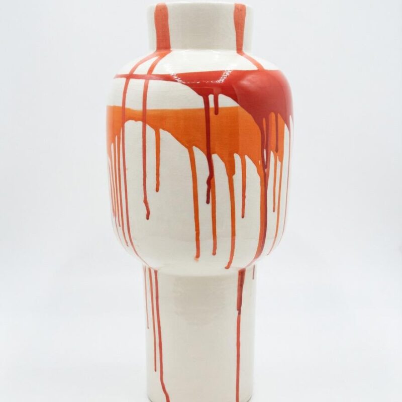 Vaso in ceramica bianco e arancione J‑Line: design moderno con colatura artistica, perfetto per decorare con stile ogni ambiente.