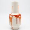 Vaso in ceramica bianco e arancione J‑Line: design moderno con colatura artistica, perfetto per decorare con stile ogni ambiente.