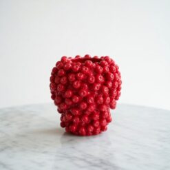 Vaso in ceramica frutti rossi: design moderno, texture tridimensionale e colore brillante per ambienti di carattere. Perfetto per ambienti moderni.