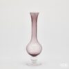 Vaso collolungo in vetro rosa EDG: design slanciato e luminoso con texture verticale, ideale per decorare ambienti moderni con delicatezza ed eleganza.