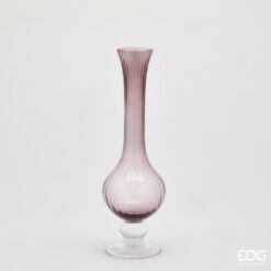 Vaso collolungo in vetro rosa EDG: design slanciato e luminoso con texture verticale, ideale per decorare ambienti moderni con delicatezza ed eleganza.