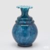 Vaso Macula EDG in vetro blu fatto a mano: effetto maculato, bordo ondulato e design artistico. Elegante, unico e perfetto per decorazioni moderne.