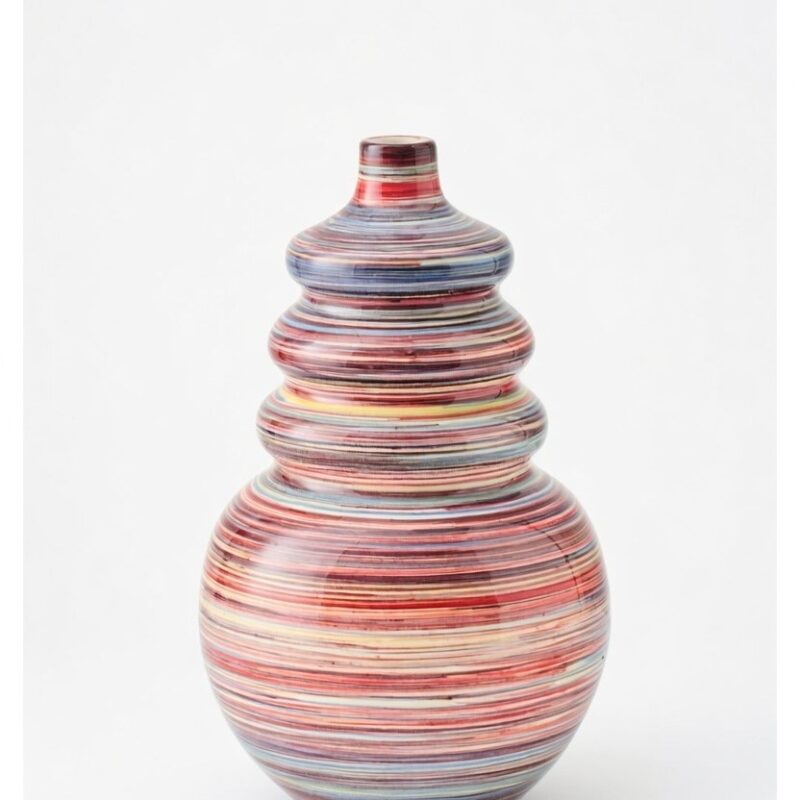 Vaso in ceramica multicolore J‑Line: design moderno a righe colorate, perfetto per aggiungere stile, energia e personalità a ogni ambiente.