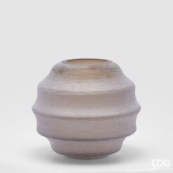 Vaso Nuvola in vetro nocciola EDG: design scultoreo e finitura opaca, perfetto per decorare ambienti moderni e naturali con calore ed eleganza.
