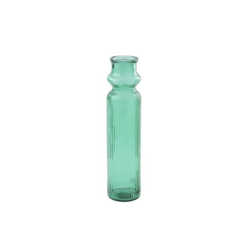 Vaso in vetro verde J‑Line “Ondina”: design slanciato, texture rigata ed eleganza moderna per decorare con stile ogni ambiente.