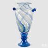 Vaso Pennellate Marea in vetro EDG: design artistico con pennellate blu e verdi, perfetto per decorare ambienti moderni con un tocco marino elegante.