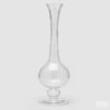 Il vaso collolungo in vetro EDG è un complemento d’arredo elegante e raffinato, caratterizzato da una silhouette slanciata che unisce leggerezza visiva e presenza scenica. La base bombata dona stabilità e morbidezza alla forma, mentre il collo lungo e affusolato crea un profilo armonioso, perfetto per valorizzare fiori singoli, rami decorativi o composizioni minimal. Il vetro trasparente con texture verticale aggiunge luminosità e un tocco di ricercatezza, rendendolo ideale per ambienti moderni e sofisticati. Caratteristiche principali Vetro trasparente di alta qualità, luminoso e resistente. Texture a righe verticali, che aggiunge eleganza e profondità visiva. Forma con base bombata e collo lungo, perfetta per composizioni verticali. Design slanciato e moderno, adatto come oggetto decorativo autonomo. Stile versatile, ideale per diversi contesti d’arredo. Materiali e finitura La lavorazione in vetro liscio e traslucido esalta i riflessi e la purezza della forma. Le righe verticali creano un effetto ottico raffinato che cattura la luce e dona movimento al vaso, rendendolo un elemento decorativo che cambia aspetto a seconda dell’illuminazione. Stile e abbinamenti Il vaso collolungo si integra facilmente in: ambienti moderni e minimalisti arredi scandinavi e naturali salotti luminosi camere dai toni neutri ingressi e consolle eleganti La trasparenza lo rende perfetto da abbinare a elementi in legno chiaro, metalli dorati, ceramiche colorate o altri vasi in vetro. Perché sceglierlo È ideale per chi desidera: un oggetto decorativo elegante e slanciato un vaso perfetto per fiori singoli o rami importanti un elemento di design che aggiunga leggerezza e luminosità un regalo raffinato e sempre apprezzato Il vaso collolungo in vetro EDG unisce design moderno, trasparenza luminosa e qualità artigianale, trasformando ogni ambiente in uno spazio più elegante, armonioso e ricercato.