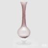 Vaso collolungo in vetro rosa EDG: design slanciato e luminoso con texture verticale, ideale per decorare ambienti moderni con delicatezza ed eleganza.