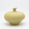 Vaso verde rigato in ceramica Light & Living: design scultoreo, finitura materica e forma moderna ideale per decorare soggiorno, ingresso o camera.