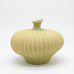 Vaso verde rigato in ceramica Light & Living: design scultoreo, finitura materica e forma moderna ideale per decorare soggiorno, ingresso o camera.