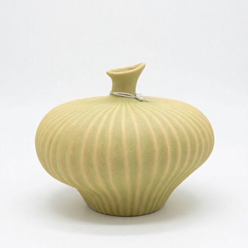 Vaso verde rigato in ceramica Light & Living: design scultoreo, finitura materica e forma moderna ideale per decorare soggiorno, ingresso o camera.