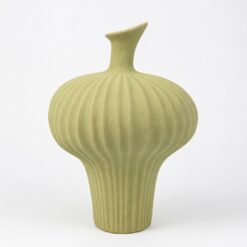 Vaso verde rigato in ceramica Light & Living: design scultoreo, finitura materica e forma moderna ideale per decorare soggiorno, ingresso o camera.