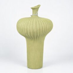 "Vaso verde rigato in ceramica Light & Living: design scultoreo, finitura materica e forma moderna ideale per decorare soggiorno, ingresso o camera con stile."