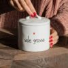 Barattolo in gres con scritta “sale grosso”. Elegante, resistente e perfetto per conservare con stile in cucina. Scopri la collezione
