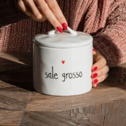 Barattolo in gres con scritta “sale grosso”. Elegante, resistente e perfetto per conservare con stile in cucina. Scopri la collezione