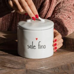 Barattolo in gres con scritta “sale fino”. Elegante, resistente e perfetto per conservare con stile in cucina. Scopri tutta la collezione