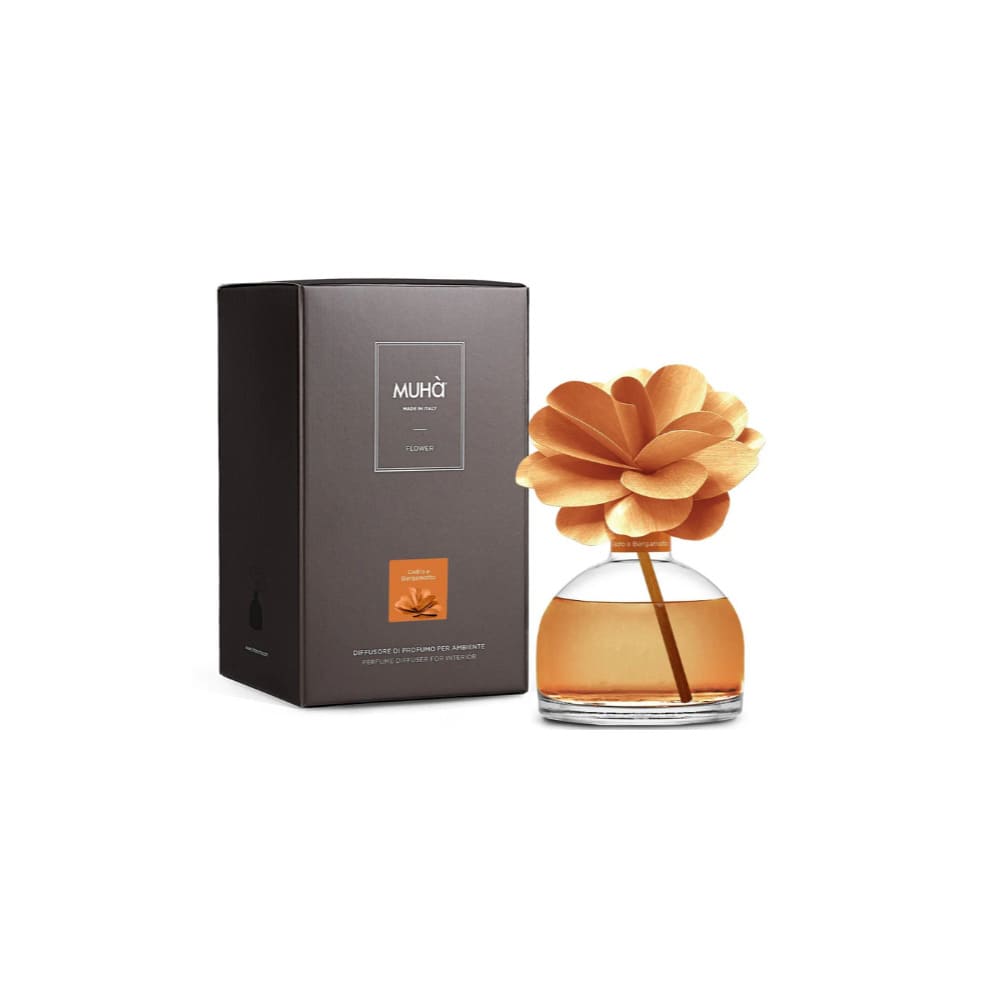 Diffusore Camelia Flower MUHÀ 200 ml: fragranza Cedro e Bergamotto, fiore in legno e design elegante per profumare e decorare ogni ambiente.