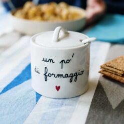 Formaggiera in gres con coperchio e cucchiaino. Scritta “Un po’ di formaggio”, elegante e perfetta per una tavola conviviale.