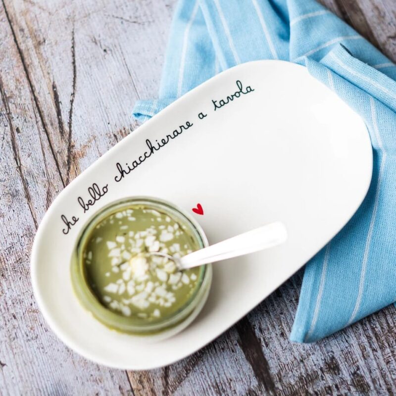 Piatto ovale fondo in ceramica con scritta “Che bello chiacchierare a tavola”. Elegante, pratico e perfetto per una tavola conviviale.