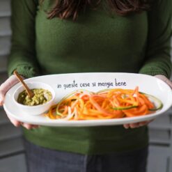 Piatto ovale fondo in gres con scritta “In questa casa si mangia bene”. Elegante, pratico e perfetto per una tavola accogliente.
