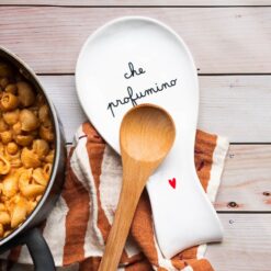 Poggiamestoli in gres con scritta “Che profumino”. Pratico, resistente e perfetto per una cucina ordinata e accogliente. Scopri la collezione