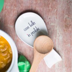 Poggiamestoli in gres con scritta “Cosa bolle in pentola”. Resistente, pratico e perfetto per una cucina ordinata e accogliente.