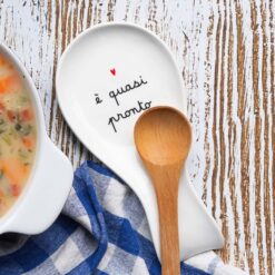 Poggiamestoli in gres con scritta “È quasi pronto”. Pratico, resistente e perfetto per una cucina ordinata e accogliente.