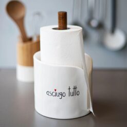 Portarotolo in ceramica e legno Simple Day con scritta “Asciugo tutto”. Elegante, pratico e perfetto per una cucina accogliente.