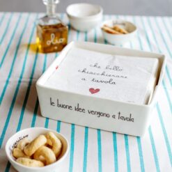 Portatovaglioli in ceramica Simple Day con frase “Le buone idee vengono a tavola”. Elegante, romantico e perfetto per una tavola accogliente.