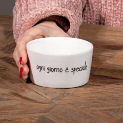 Set 2 coppette in gres con scritta “Ogni giorno è speciale”. Eleganti, versatili e perfette per colazioni, dessert e momenti di relax.