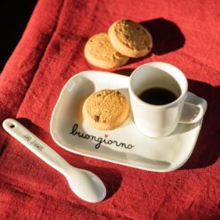Set 2 piattini in ceramica per tazze espresso con scritta “buongiorno”. Eleganti, moderni e perfetti per colazione e coffee break.
