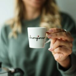 Set 2 tazzine espresso in gres con scritta “buongiorno”. Eleganti, resistenti e perfette per colazione e coffee break.