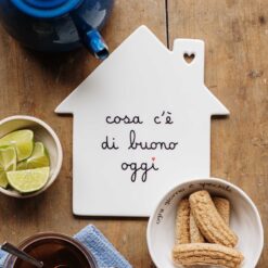 Sottopentola in gres a forma di casa con scritta “Cosa c’è di buono oggi”. Resistente, decorativo e perfetto per una tavola accogliente.