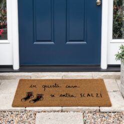 Zerbino con scritta “In questa casa si entra scalzi”. Resistente, antiscivolo e perfetto per un ingresso accogliente e simpatico.