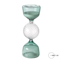 Clessidra Mascagni Home 16,5 cm in vetro verde con centro ritorto e sabbia coordinata. Elegante oggetto decorativo per casa e ufficio. Design moderno.