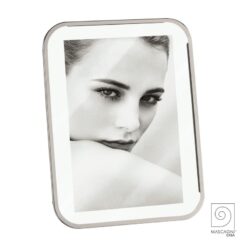 Portafoto Mascagni Casa 10×15 in metallo argento lucido. Cornice moderna ed elegante per casa e ufficio. Design brillante e raffinato.