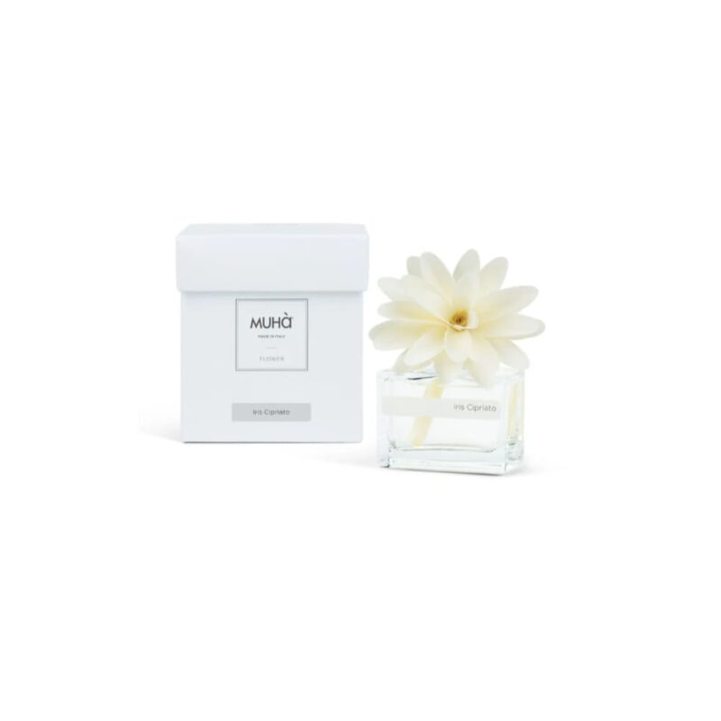 Diffusore Camelia MUHÀ 30 ml Iris Cipriato: fiore in legno, profumazione cipriata ed elegante, perfetto per piccoli ambienti.