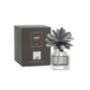 Diffusore Camelia MUHÀ 60 ml Tonka e Sandalo: fiore in legno, profumazione calda e avvolgente, ideale per piccoli ambienti.