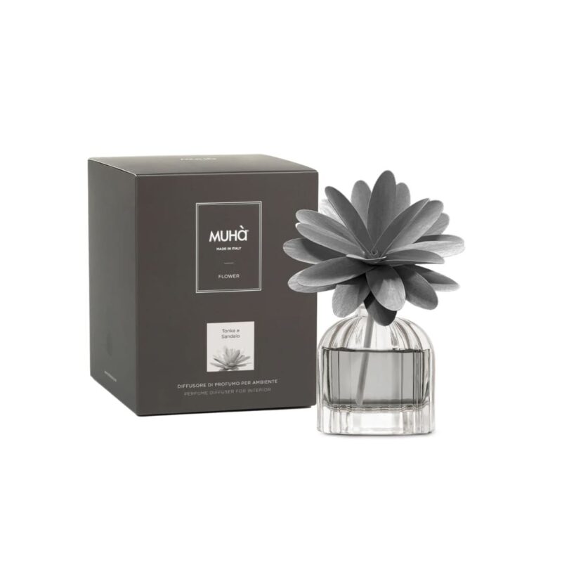 Diffusore Camelia MUHÀ 60 ml Tonka e Sandalo: fiore in legno, profumazione calda e avvolgente, ideale per piccoli ambienti.