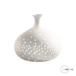 Lampada Mascagni Home 21 cm in porcellana traforata. Luce soffusa e decorativa per salotto, camera e ingresso. Design elegante e moderno.