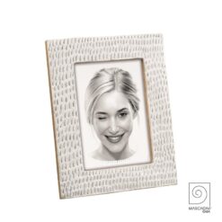 Portafoto Mascagni Casa 13×18 in legno bianco con intaglio ovale. Cornice elegante e moderna per casa e ufficio. Stile naturale e luminoso.