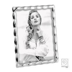 Portafoto Mascagni Casa 13×18 in metallo argento lucido effetto ondulato. Cornice elegante e moderna per casa e ufficio. Design brillante e raffinato.
