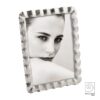 Portafoto Mascagni Casa 13×18 in metallo argento ondulato. Cornice elegante e moderna per casa e ufficio. Design luminoso e raffinato.