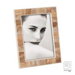 Portafoto Mascagni Casa in osso marrone effetto mosaico. Cornice elegante e naturale per casa e ufficio. Design raffinato e contemporaneo.